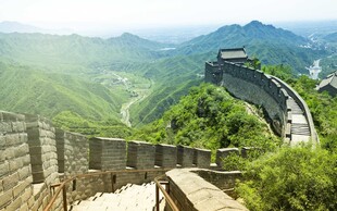 壮丽长城蜿蜒于青山之间