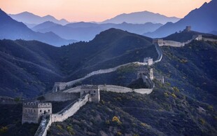 壮丽长城蜿蜒于山峦间