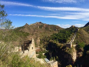 壮丽长城于山峦间蜿蜒
