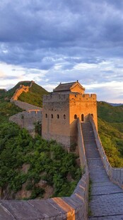 壮丽长城于暮色中巍峨