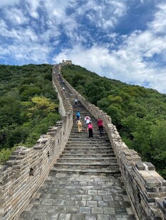 游客攀登雄伟的古老长城