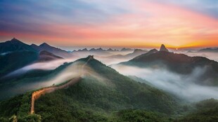 山间晨曦云海壮丽景观