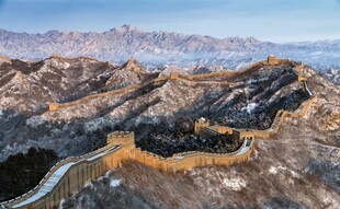 壮丽长城蜿蜒于山峦间
