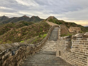 壮丽长城蜿蜒于山峦之间