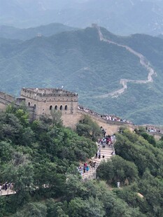 俯瞰雄伟壮观的万里长城