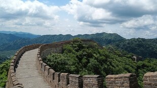 万里长城蜿蜒于青山之间