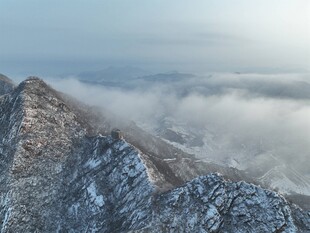 雪覆山峦云海景观