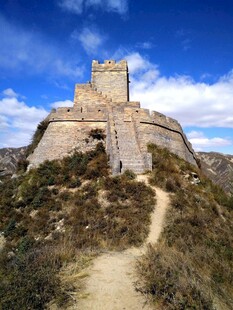 雄伟长城屹立山间小道