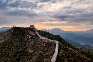 夕阳下的壮美长城景观