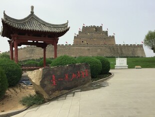 古亭旁的古老城墙景观