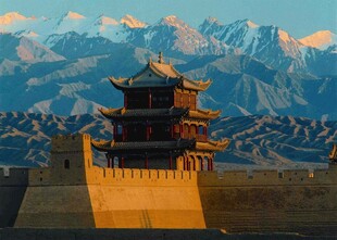 古城楼与壮丽雪山景观