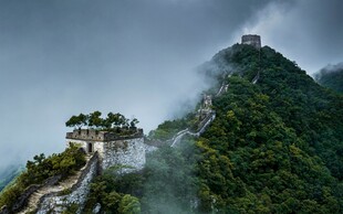 云雾缭绕中的雄伟长城