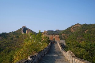 壮丽长城蜿蜒于青山间