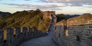 夕阳下的壮美长城景色