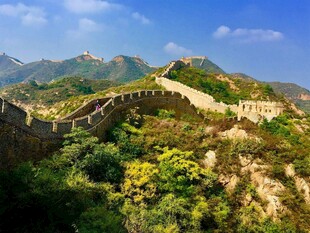 壮丽长城蜿蜒于青山之间
