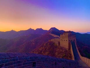 壮丽长城迎绝美黄昏时刻