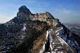 雪覆山峦的壮美险峻风光
