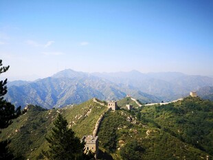 壮丽长城蜿蜒于山峦之间