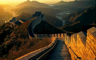 夕阳下壮丽的万里长城