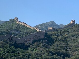 壮丽长城蜿蜒于青山间