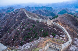 壮丽长城蜿蜒于山峦之间