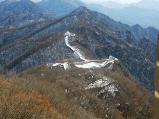 冬日山峦蜿蜒雪覆路径