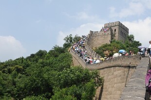 八达岭长城上的游客景象