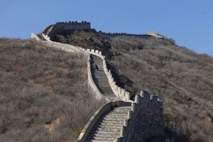 蜿蜒长城盘踞山间