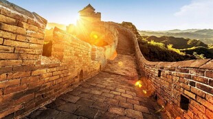 夕阳下的雄伟万里长城