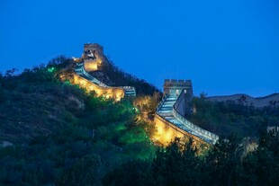 夜幕下璀璨的万里长城