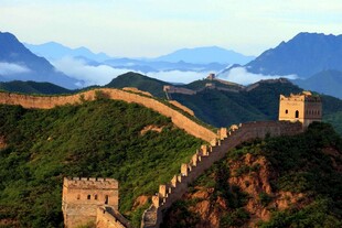 壮丽长城于山峦云海间