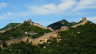 壮丽长城蜿蜒于青山之上