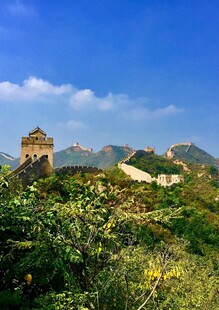壮丽长城于葱郁山林间