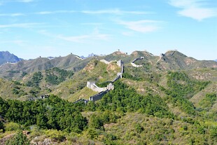 壮丽长城蜿蜒于青山之间