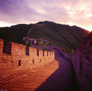 夕阳下的雄伟万里长城