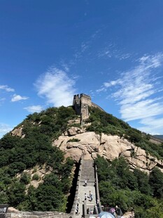 雄伟长城盘踞青山之巅