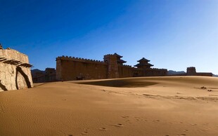 沙漠中的古老建筑遗迹