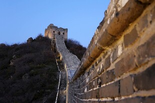 雄伟长城蜿蜒于山峦之间