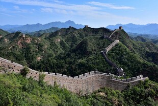 壮丽长城蜿蜒于青山之间