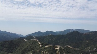 壮丽长城蜿蜒于山峦间