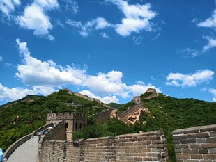 壮丽长城蓝天白云下美景
