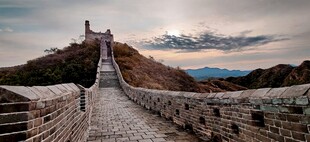 壮丽长城于黄昏美景