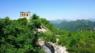 山巅古建隐于葱郁绿意中