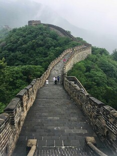 蜿蜒于青山间的雄伟长城