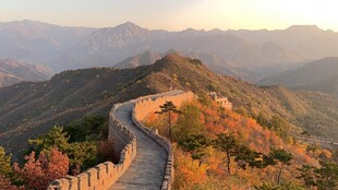 壮丽长城于山峦间蜿蜒