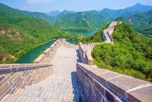 俯瞰雄伟长城与山间美景