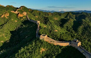 壮丽长城蜿蜒于青山间