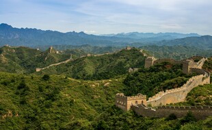 壮丽长城蜿蜒于青山之间