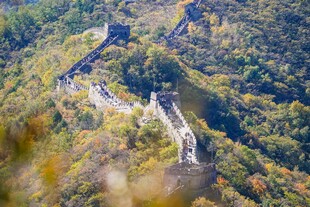 航拍蜿蜒山间公路美景