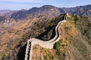 秋日航拍蜿蜒雄伟的长城